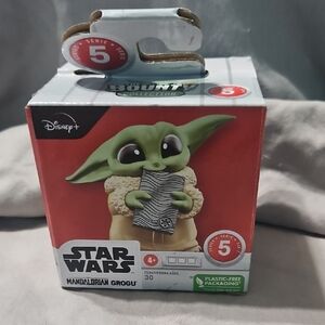 Star Wars The Bounty Collection Series 5 Grogu Figure in the "Helmet Hijinks"